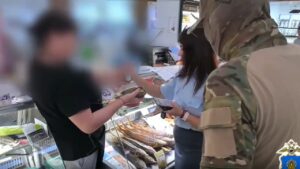В Астрахани полицейские массово проверяли рыбные рынки