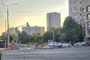 На улице Куликова начали укладывать новый асфальт после ремонта канализации