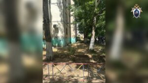 В Астрахани маленькая девочка выпала из окна девятого этажа