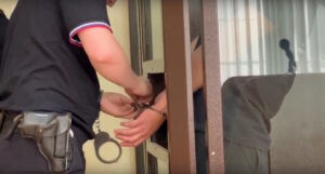 Пятерых хулиганов отправили в СИЗО за беспорядки в караоке-баре в Астрахани
