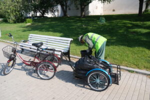 В Астрахани появились необычные дворники, теперь мусор убирают быстрее