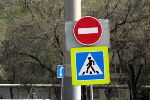 В Астрахани массово меняют дорожные знаки на новые