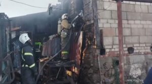 Под Астраханью больше пяти часов тушили пожар, в котором погибли двое человек