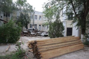 В Астрахани капитально ремонтируют старейший детсад по новому нацпроекту