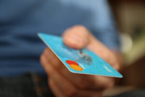 Астраханка с другом украли карту знакомого и пошли с ней по магазинам