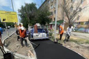 На одной из крупнейших улиц Астрахани ремонтируют тротуары