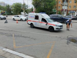 Машина скорой перевернулась на перекрестке Яблочкова и Бориса Алексеева