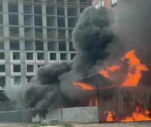В Астрахани возле строящегося ЖК произошел пожар