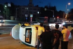 Такси в Астрахани перевернулось после аварии на перекрестке