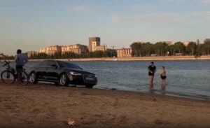 Между отдыхающими на пляже на Городском острове разъезжал тонированный «Ауди»