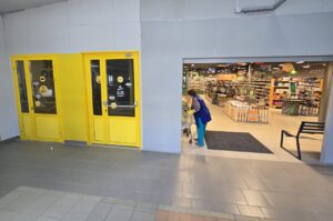 Открытие первых магазинов сети низких цен в Астрахани отложили