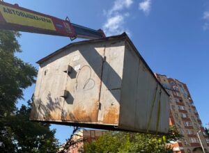 В Ленинском районе Астрахани вывозят металлические гаражи