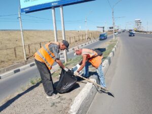 Улицы Астрахани продолжают очищать от мусора и зарослей травы