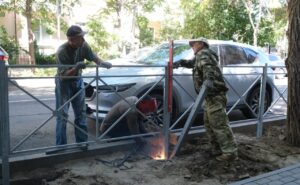 Администрация объяснила, зачем на Шелгунова сделали ограждения