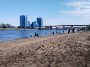 В Астрахани чуть не утонул мужчина с ребенком, перевернувшись на сап-борде