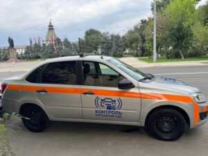 В Астрахани ездит автомобиль и фиксирует нарушения