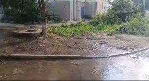 Дворы нескольких домов по улице 2-й Зеленгинской тонут в воде