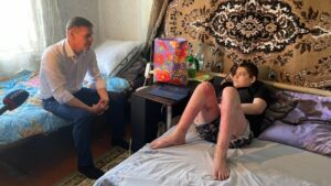 При участии ЛДПР мальчика спасшего из огня год назад брата и сестер отправляют на операцию