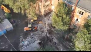 Спасатели полностью разобрали завалы разрушенного подъезда в Астрахани
