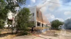 Под Астраханью в бывшем торговом центре произошел пожар
