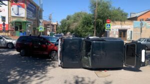В Астрахани «Нива» не уступила дорогу иномарке и опрокинулась на бок
