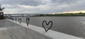 На обновленной Комсомольской набережной кто-то тайно признался в любви к астраханцам