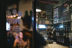 На улице Фиолетова закрылся еще один бар