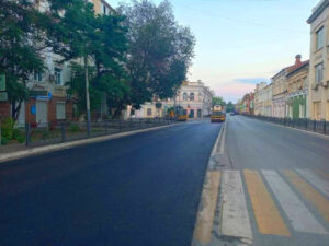 В Астрахани продолжается ямочный ремонт дорог и мостов