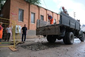 После вмешательства городского депутата устранили провал асфальта на въезде во двор