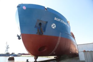 Огромный нефтяной танкер построили под Астраханью, он вышел на испытания