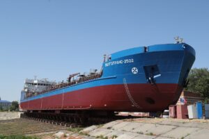 Начались испытания огромного нефтяного танкера, который построили на астраханском заводе