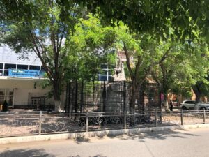 Вокруг могилы в центре Астрахани установили металлическое ограждение