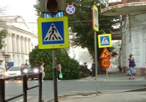 В Астрахани начали падать деревья от сильного ветра