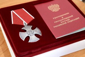 Игорь Мартынов вручил награды семьям героев, погибших на СВО