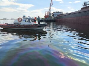 В Астрахани Волгу кто-то загрязнил нефтепродуктами