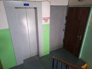 Не упадет: в Астрахани массово ставят лифты с защитой от падений