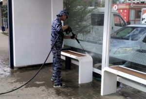 Сияют и сверкают: в Астрахани массово помыли остановки автобусов