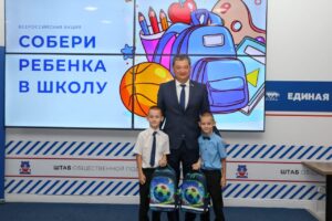 ‎Ринат Аюпов передал астраханским школьникам более 100 рюкзаков и канцелярских наборов