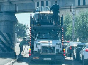 Автовоз с новыми китайскими машинами застрял под мостом на Боевой