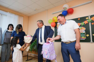 Первоклассники Камызякского района получили портфели от председателя областной Думы Игоря Мартынова