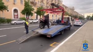 ДПС в Астрахани массово останавливает питбайки и увозит их на эвакуаторах