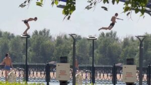 В Астрахани подростки прыгают с новых фонарей: выдержат ли