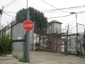 Астраханцу добавили срок за его статус в колонии и посадили помогавшего ему сотрудника