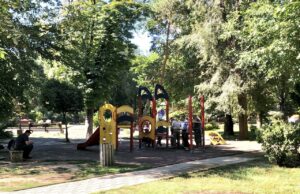 Из центра Астрахани вывезли еще одну детскую площадку