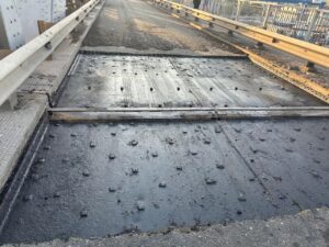 Утренний дождь притормозил работы на Старом мосту