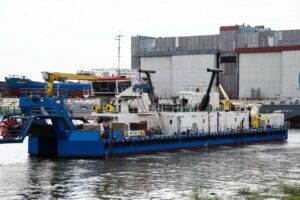 Под Астраханью построили новое судно, оно отправилось в Салехард