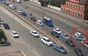 На Новом мосту сталкиваются объезжающие пробку по встречной