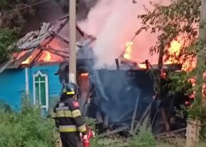 В Астрахани загорелся дом, соседи слышали взрыв