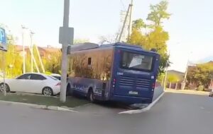 В Астрахани автобус поехал сам и протаранил автомобили на парковке