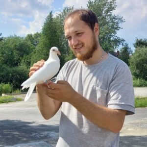 Астраханец тренирует голубей для участия в гонках